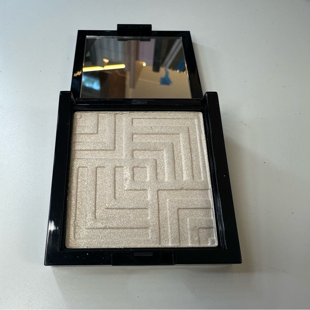 Dose of Colors Supreme Glow Highlighter Icy You Baby
Shimmering White